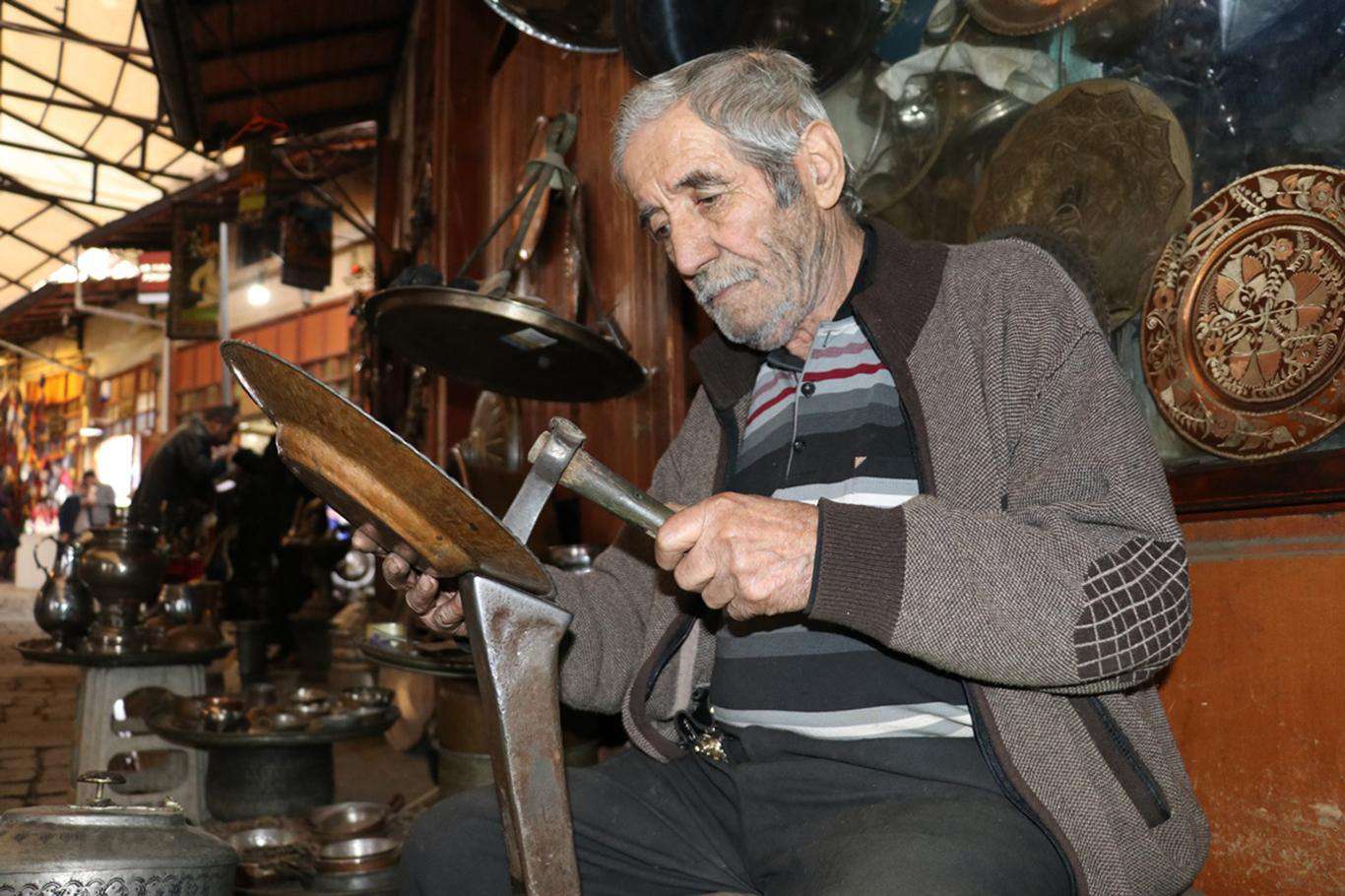 Bakırcılar ve sedefçiler yetiştirecek çırak bulamıyor Bakırcılar ve sedefçiler yetiştirecek çırak bulamıyor